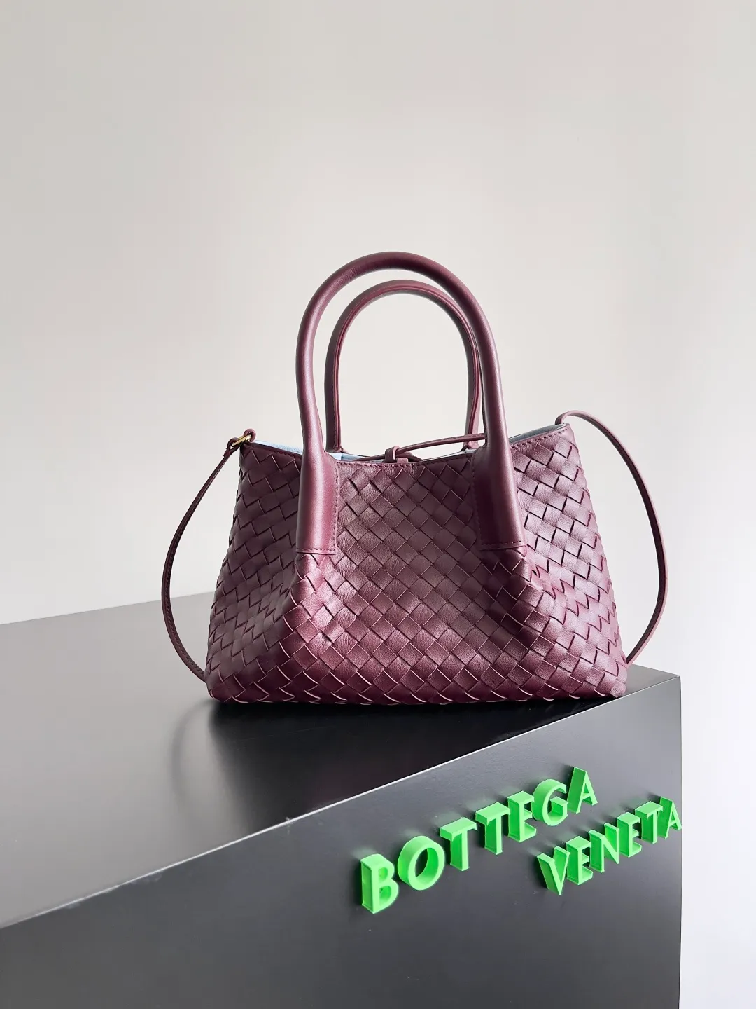 Batch 1660 BOTTEGA VENETA 2025 new product pinacoteca has super soft leather, and the weaving function, practicality and relaxed fashion sense have not fallen behind❤️‍🔥Amway has given sisters a must-have bag when going out. The size of the bag also accurately meets the commuting needs of urban beauties. It can accommodate mobile phones, keys, lipstick, powder, sunscreen, shopping bags...all of it! ! ! 🔥The capacity should not be underestimated~ It does not choose people, clothes, or occasions. With its majestic curved outline, exquisite woven texture, delicate edges and rounded handles, this woven vegetable basket bag truly achieves the goal of "dressing up and being fashionable without getting in the way"~ Are you interested in Jimei? Style number: 819004 Size: 24*15*12cm